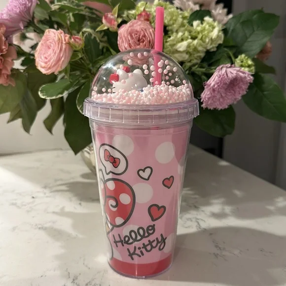 Lovely Hello Kitty drinking cup with straw - Picture 3 of 5